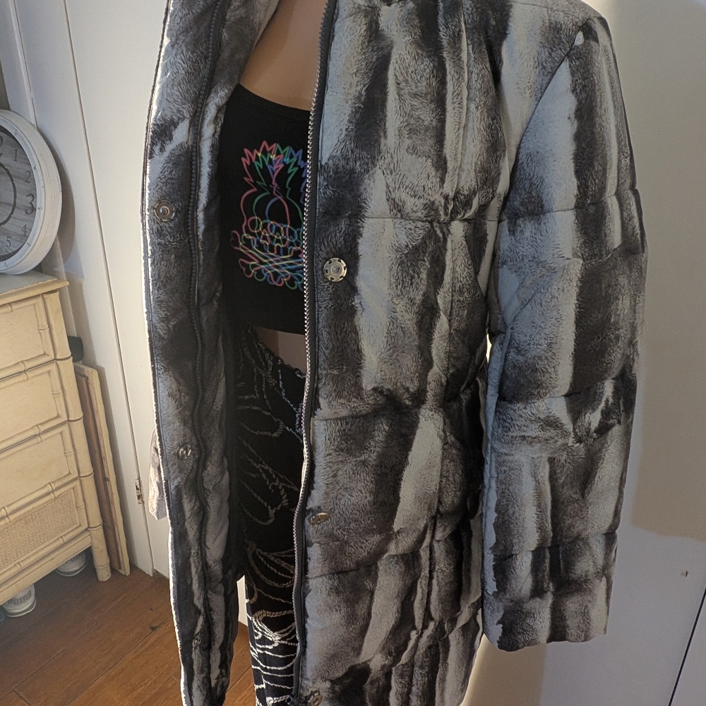 Doncaster Gray and White Polyester Garment Size 4